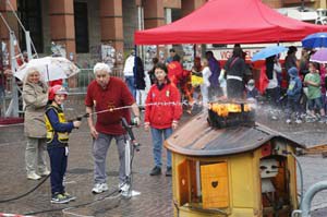 Un bambino che spegne il fuoco