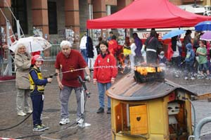 Un bambino che spegne il fuoco