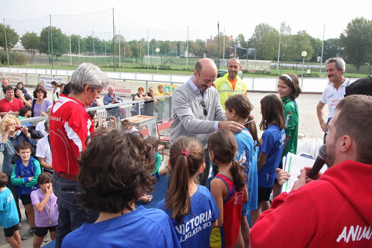 Massimo Annicchiarico premia una giovane partecipante della gara