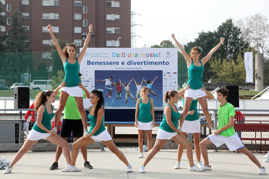 Le Jade Dragon Cheerleaders aprono il Villaggio del benessere e del  divertimento