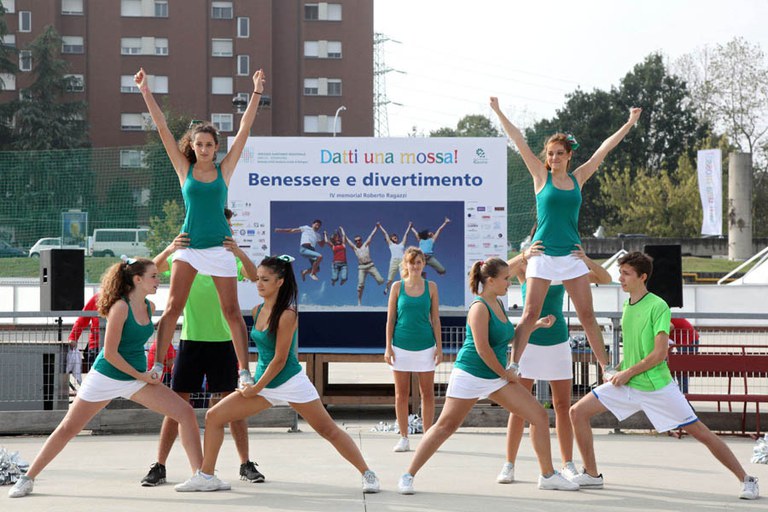 Le Jade Dragon Cheerleaders aprono il Villaggio del benessere e del  divertimento