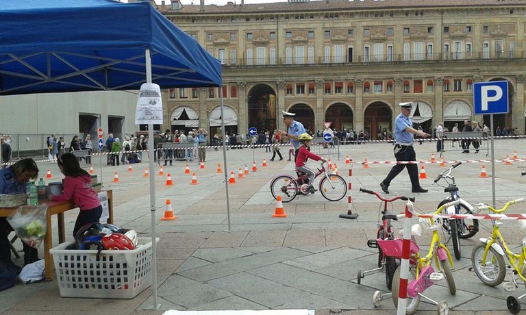 I vigili insegnano ai bimbi