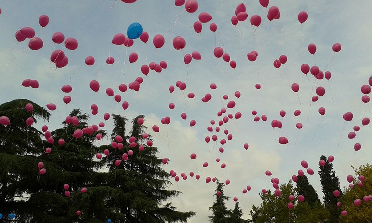 Il volo dei palloncini a fine corsa