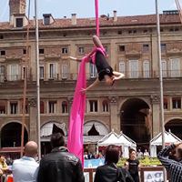 Acrobazie con tessuti aerei