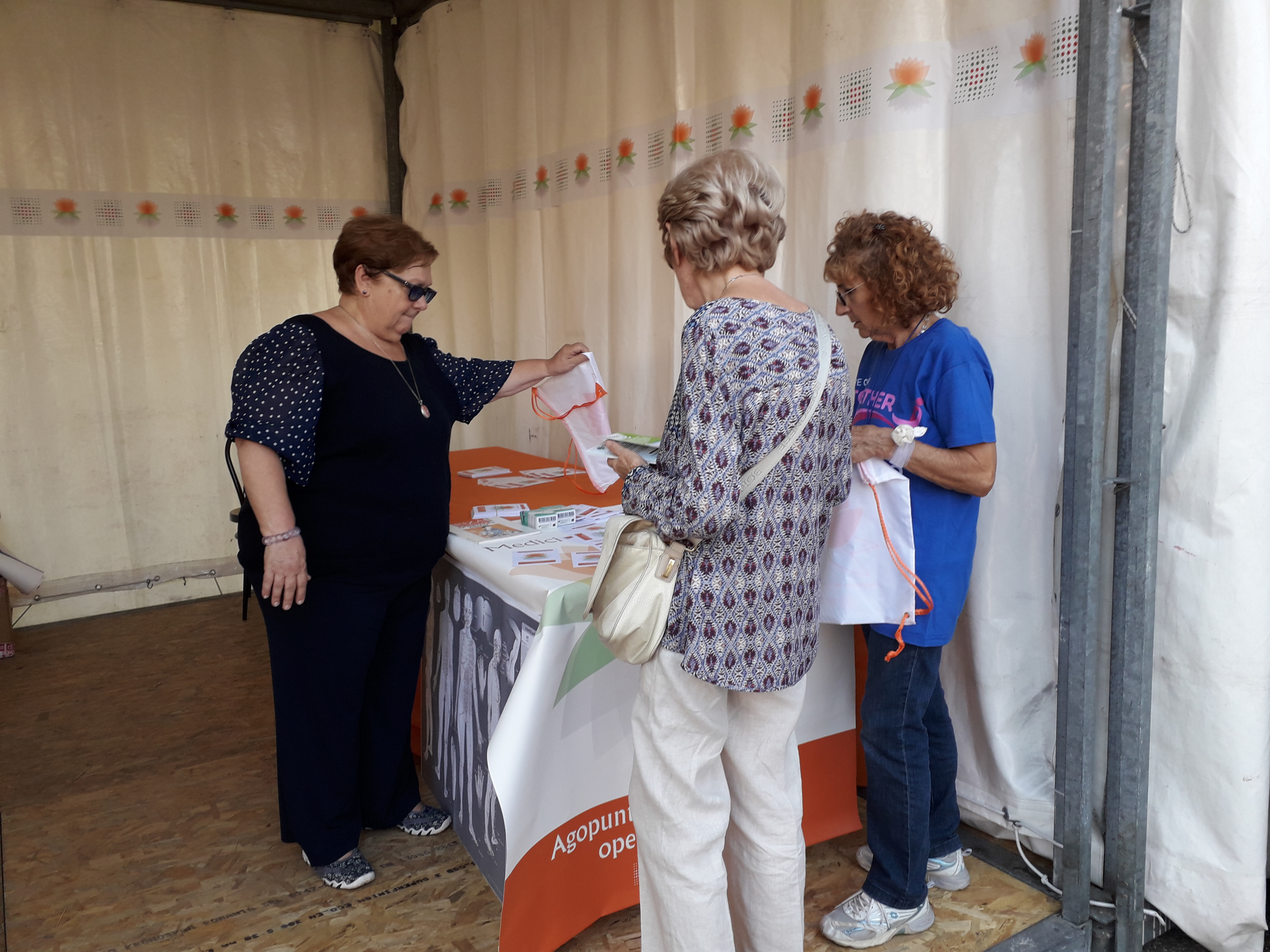 Nello stand AUSL di Bologna "agopuntura per le donne operate al seno con sindrome climaterica"