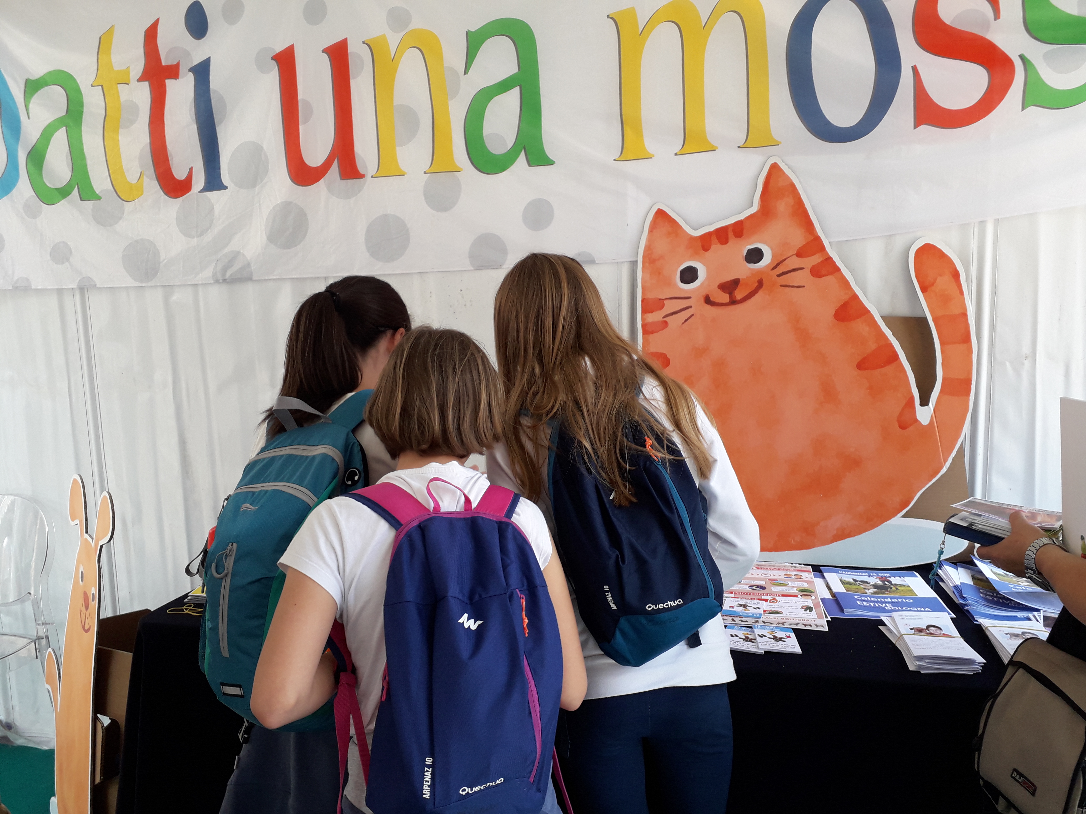 Tanti ragazzi allo stand