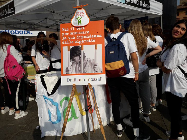 I ragazzi delle scuole superiori allo stand 