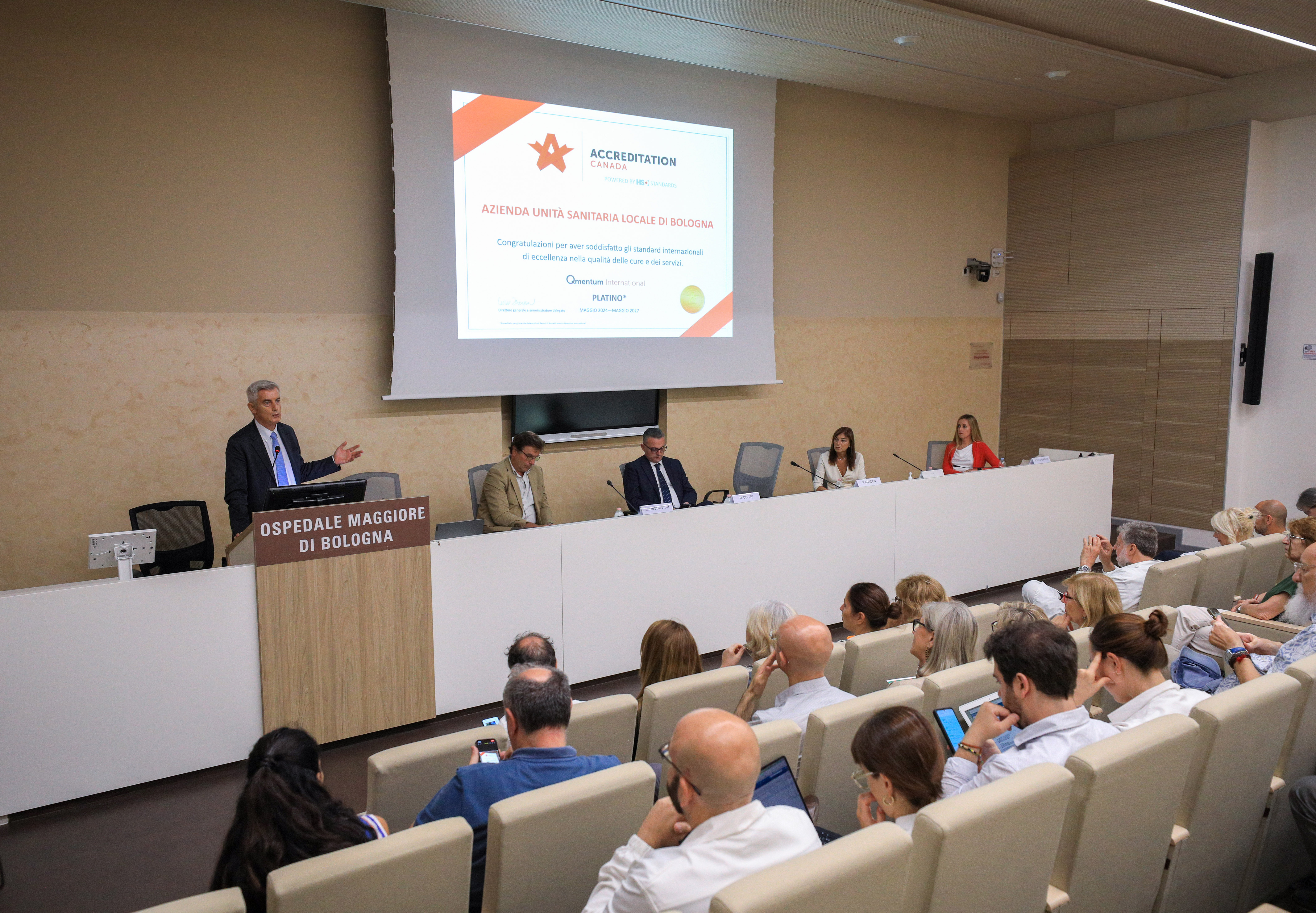 Consegna del certificato di accreditamento all'eccellenza