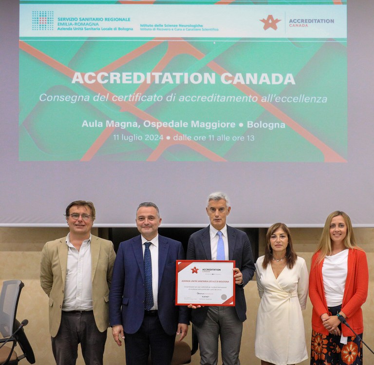 Consegna del certificato di accreditamento all'eccellenza