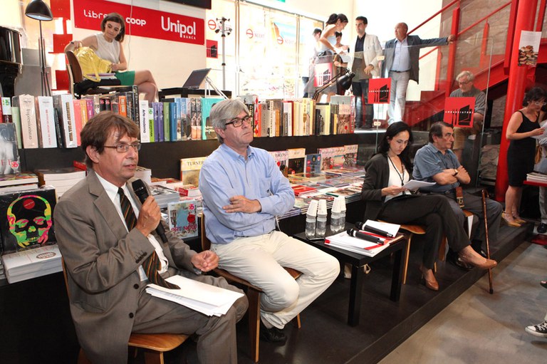 La conferenza alla Libreria Coop Ambasciatori