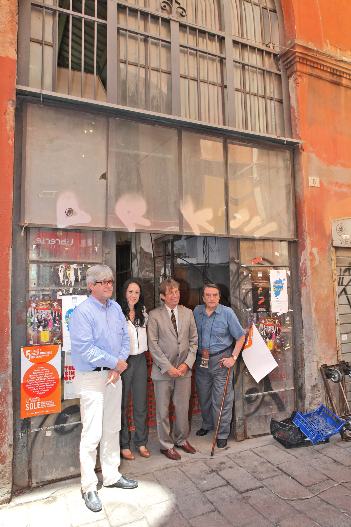 I relatori all'entrata del Mercato di Mezzo