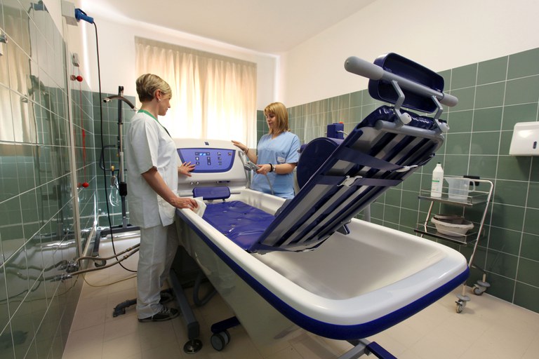 Il bagno assistito con la vasca attrezzata a ultrasuoni