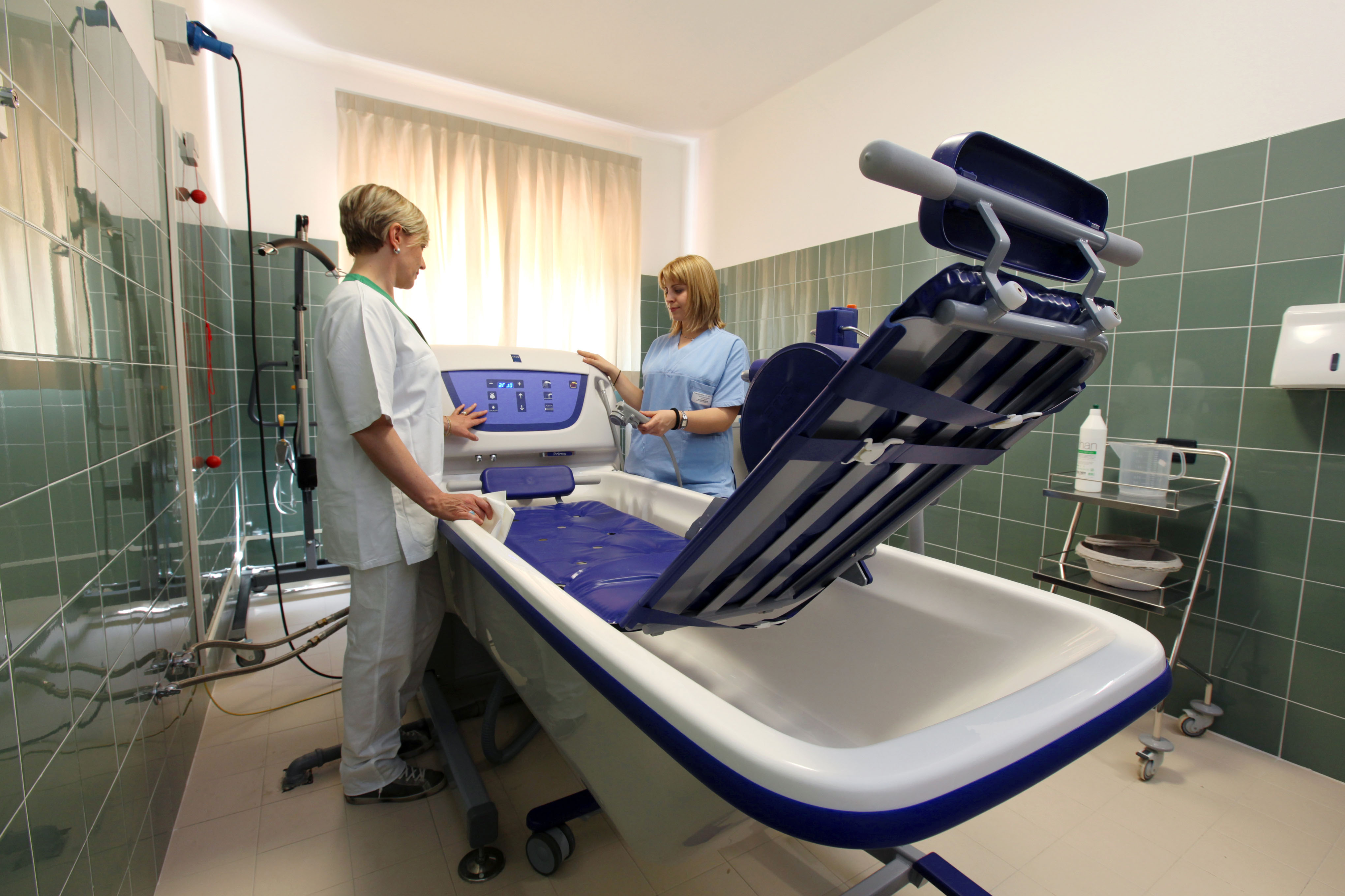 Il bagno assistito con la vasca attrezzata a ultrasuoni