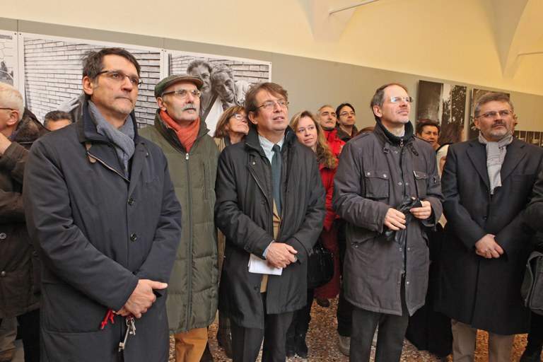 Le autorità e la mostra fotografica