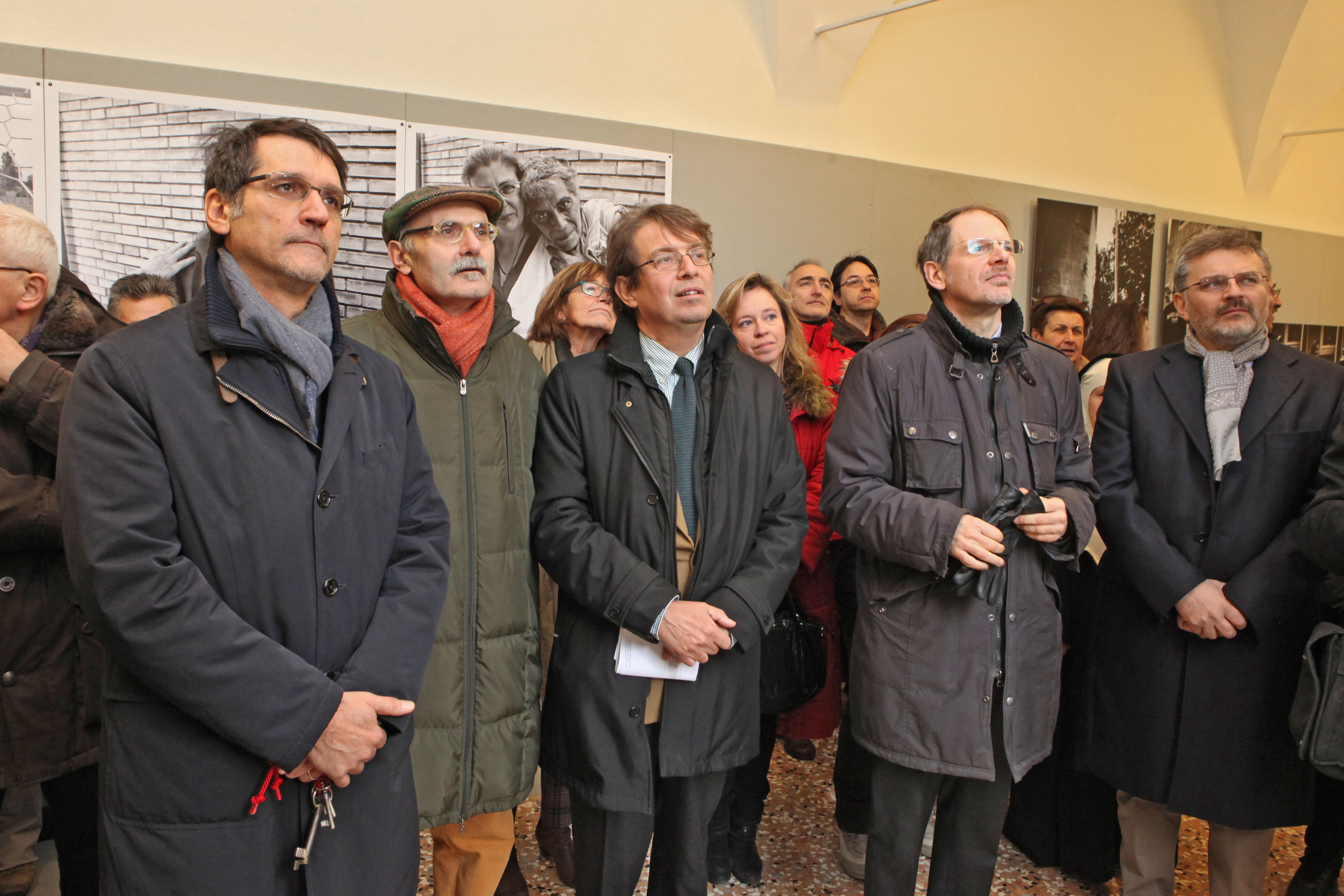 Le autorità e la mostra fotografica