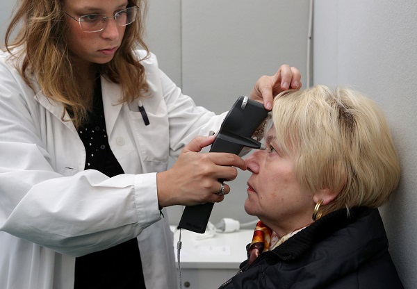 Una volontaria dell'Amoa effettua il test