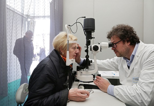 Un oculista dell'Ospedale Maggiore al lavoro