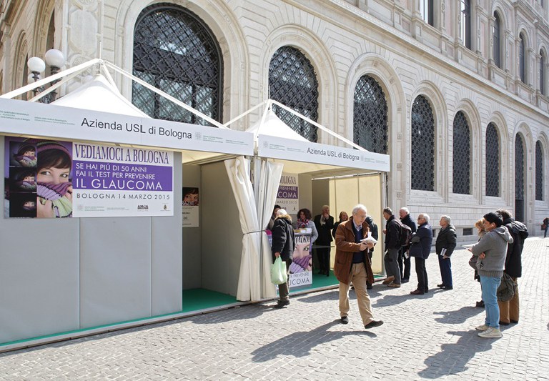 Alcune persone in fila per effettuare i test
