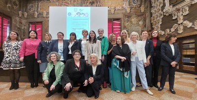 Foto equipe delle 13 professioniste bolognesi che hanno ricevuto il Premio Tina Anselmi 2023