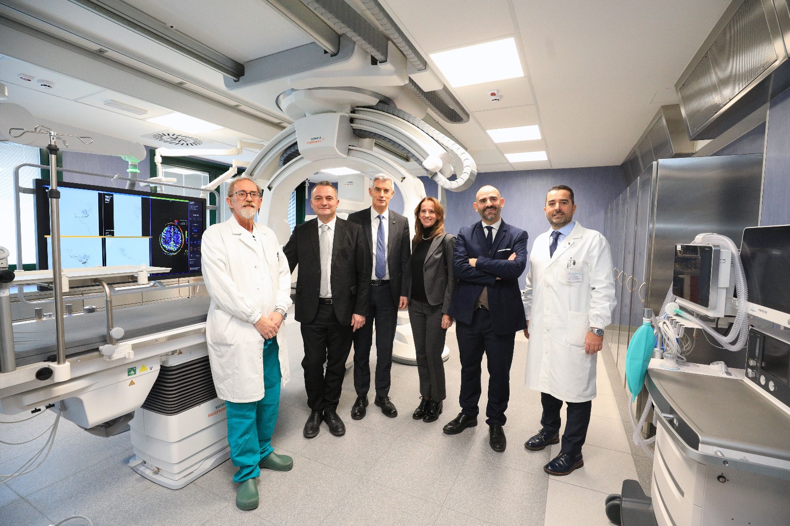 Foto d'equipe nella sala di Neuroradiologia interventistica.jpeg