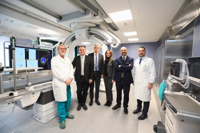Foto d'equipe nella sala di Neuroradiologia interventistica.jpeg