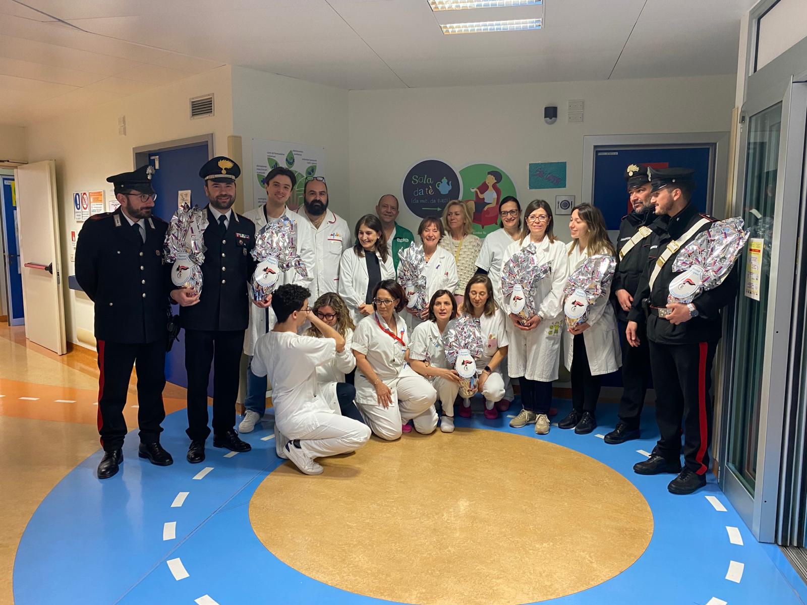 I Carabinieri portano uova di Pasqua e allegria ai piccoli pazienti del Bellaria I Carabinieri portano uova di Pasqua e allegria ai piccoli pazienti del Bellaria