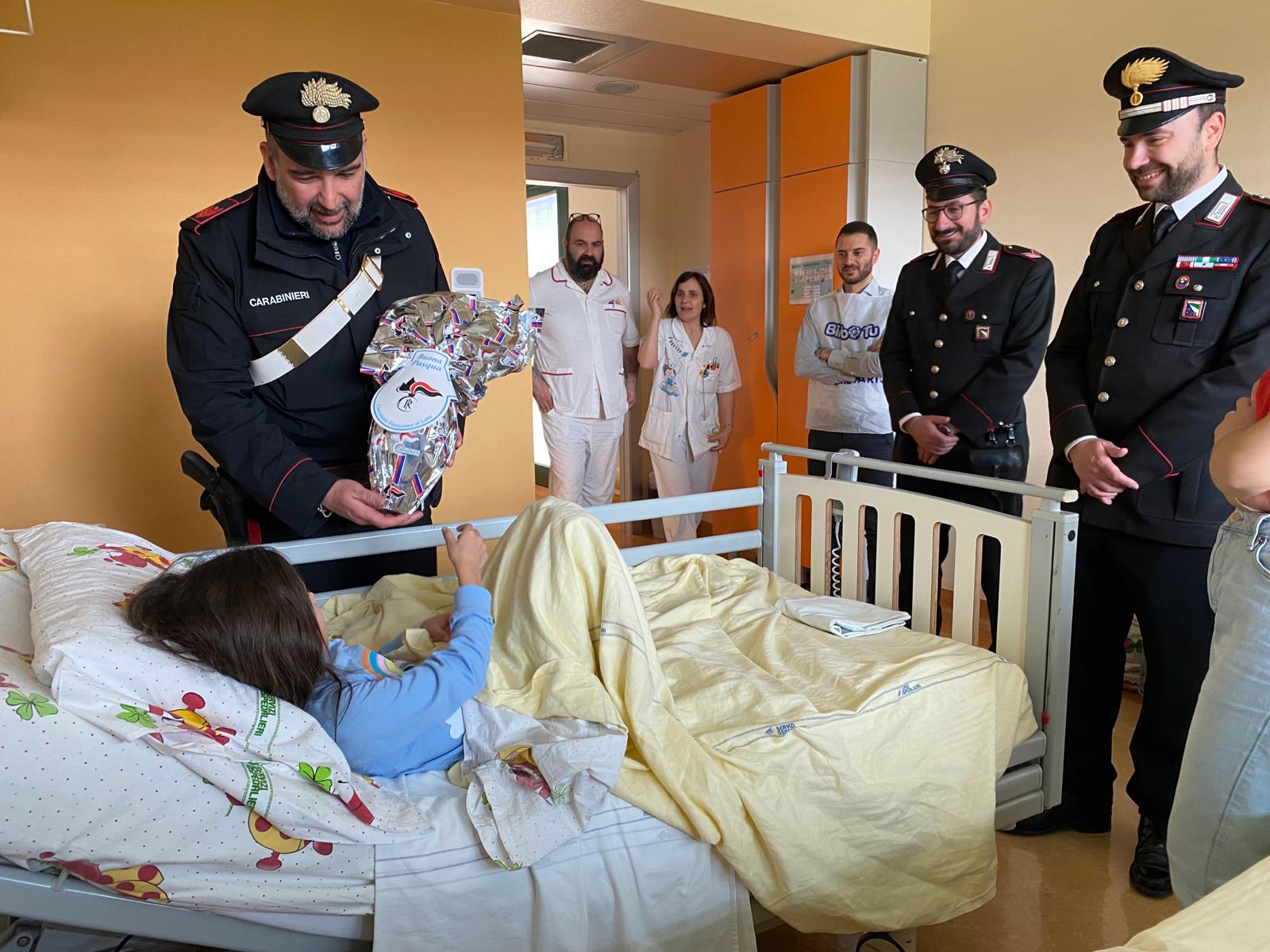 I Carabinieri donano le uova di Pasqua ai bimbi