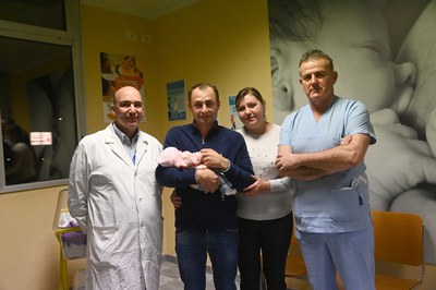 I genitori della neonata con i Direttori della Terapia intensiva neonatale e dell'Oculistica Mario Motta e Manlio Nicoletti