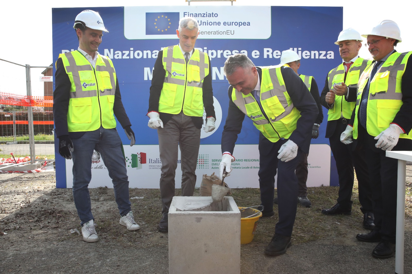 Foto equipe posa della prima pietra.jpeg