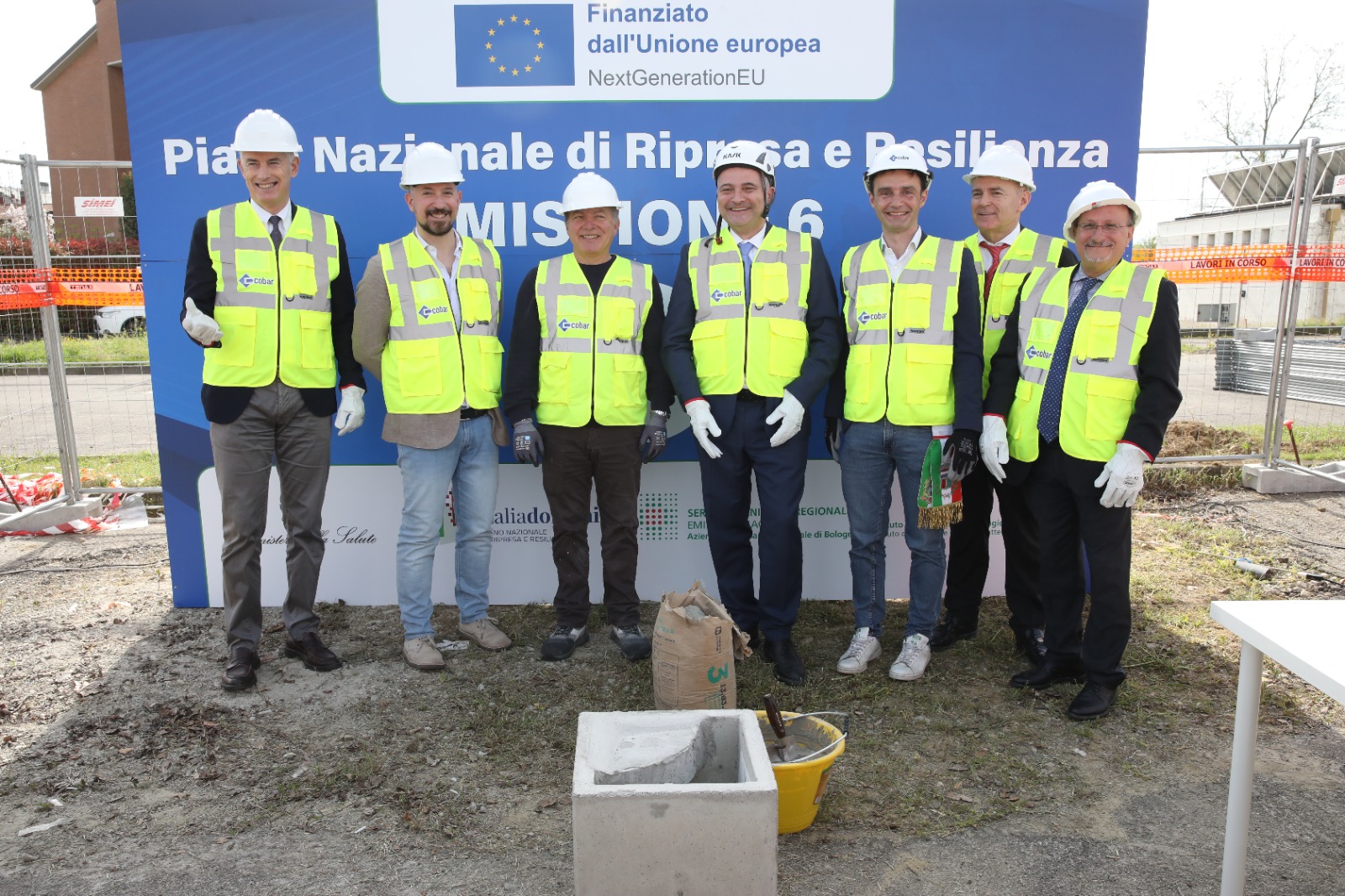 Posa della prima pietra foto gruppo.jpeg