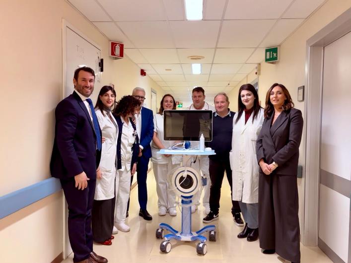 AMRER dona un macchinario con tecnologia REMS all’Ospedale di San Giovanni in Persiceto e un capillaroscopio di ultima generazione all’Ospedale Maggiore di Bologna