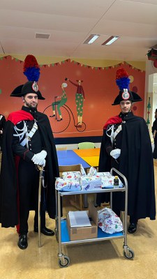 Carbinieri in alta uniforme con i doni