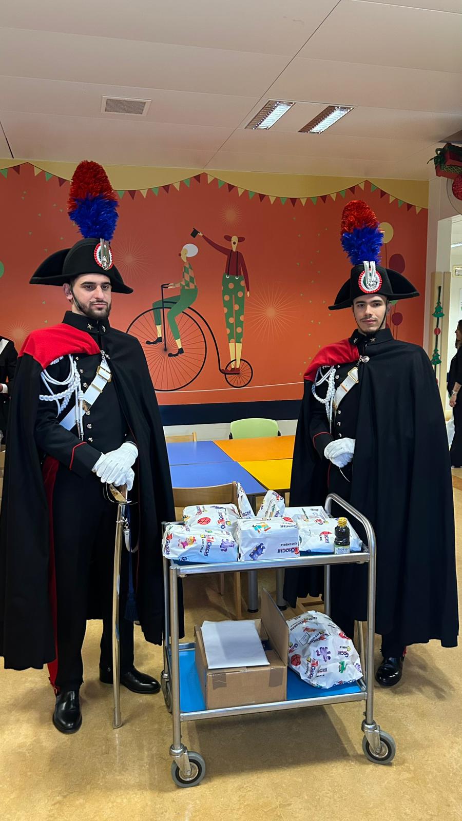 Carbinieri in alta uniforme con i doni