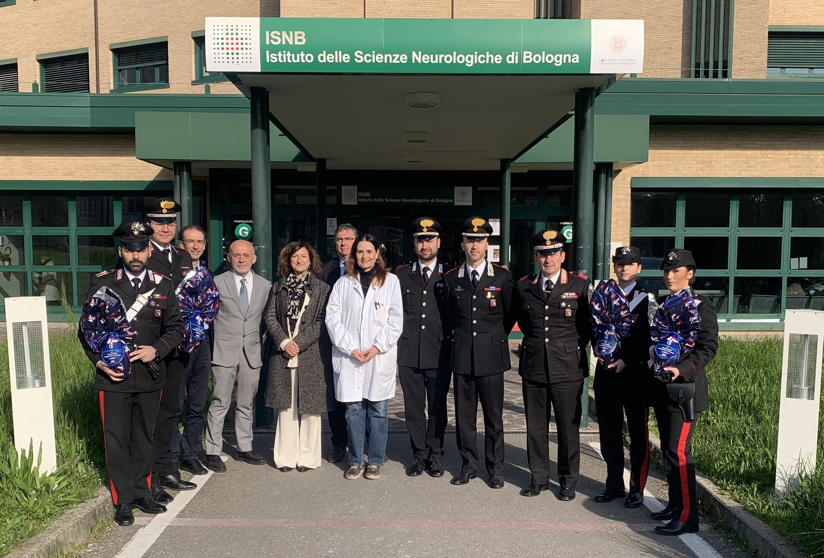Pasqua di solidarietà: i Carabinieri portano uova e sorrisi ai piccoli pazienti dell’IRCCS Istituto delle Scienze Neurologiche Pasqua di solidarietà: i Carabinieri portano uova e sorrisi ai piccoli pazienti dell’IRCCS Istituto delle Scienze Neurologiche