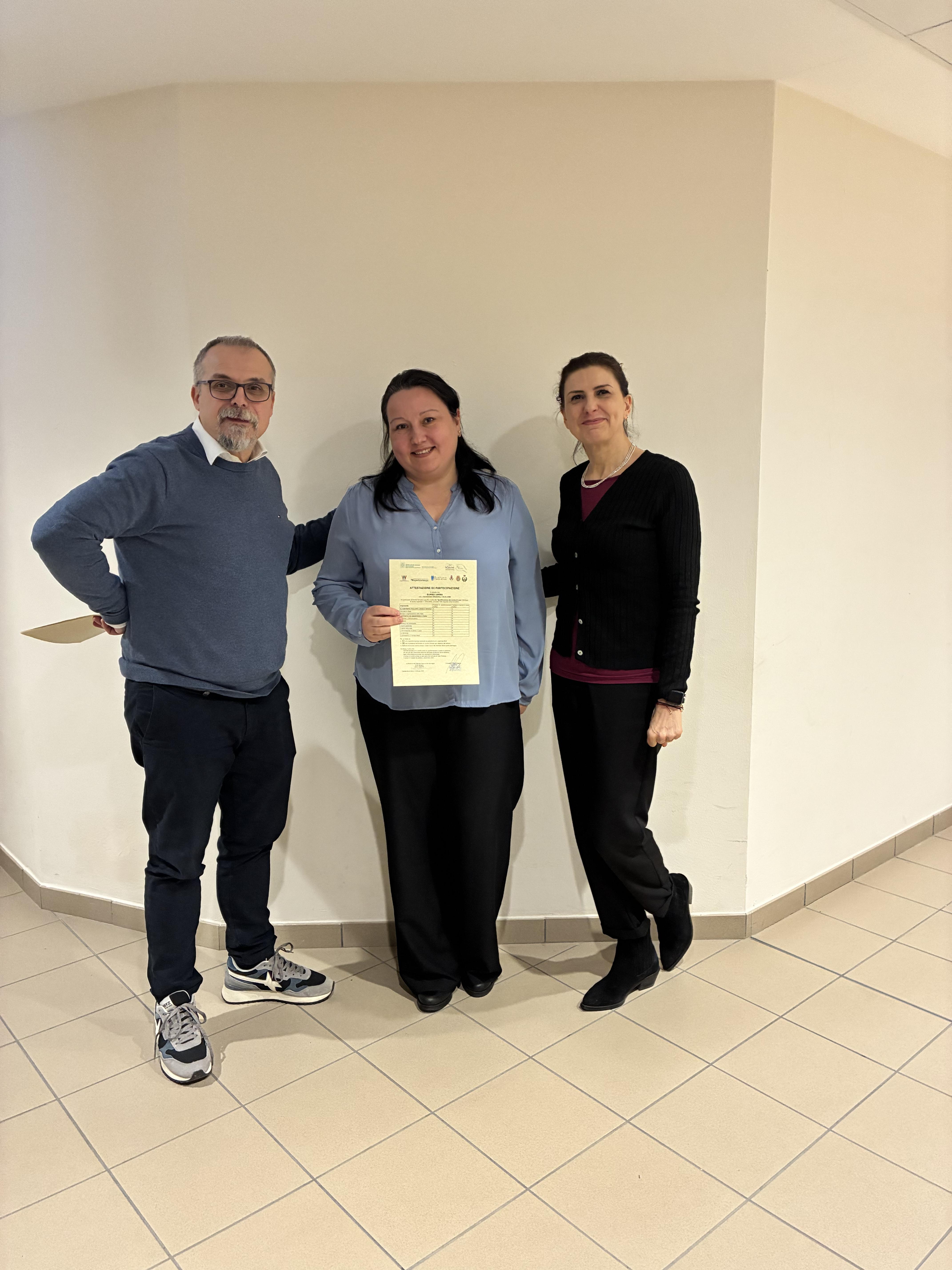 La consegna degli attestati ai/alle partecipanti che hanno superato l'esame finale