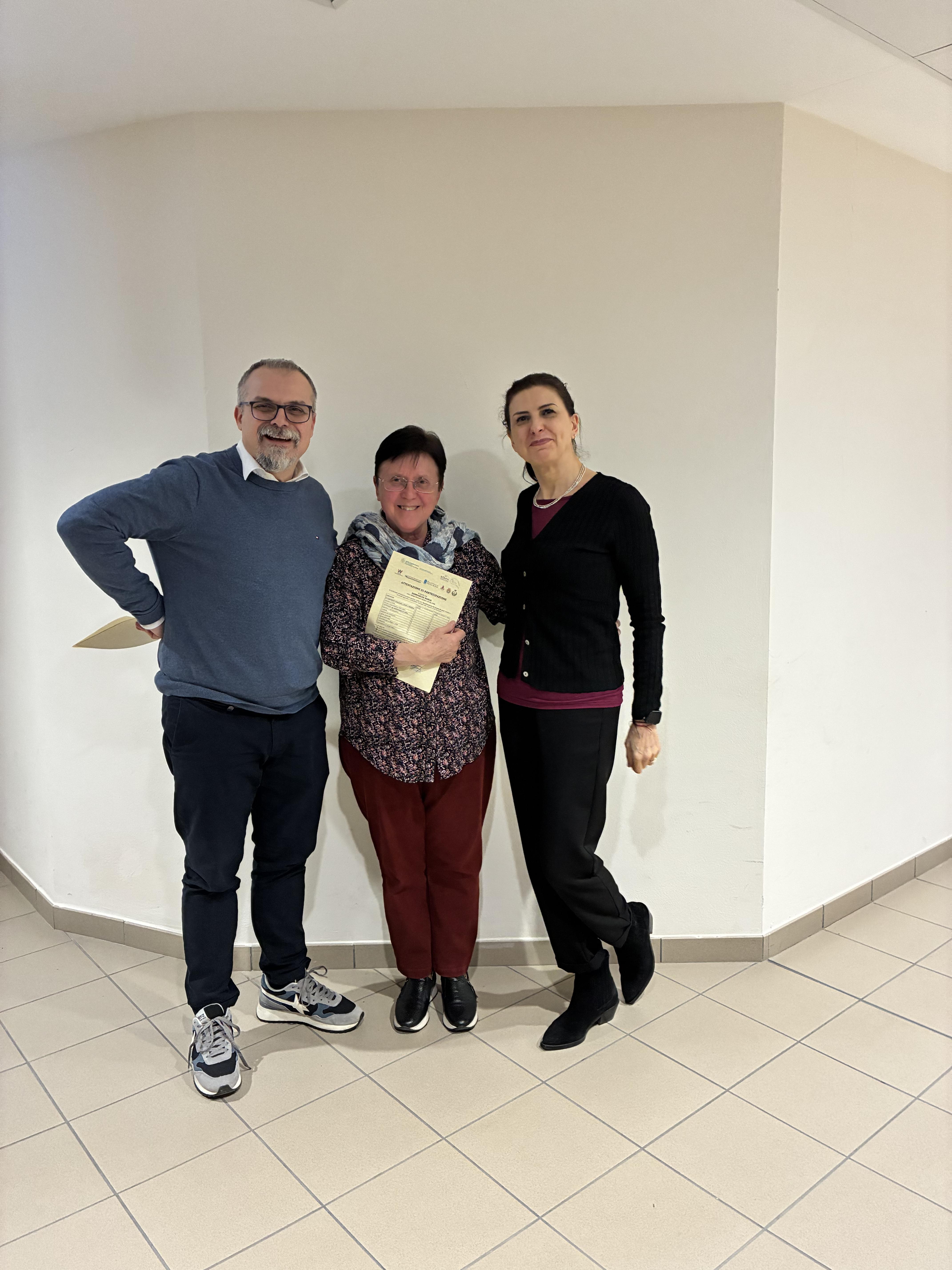 La consegna degli attestati ai/alle partecipanti che hanno superato l'esame finale