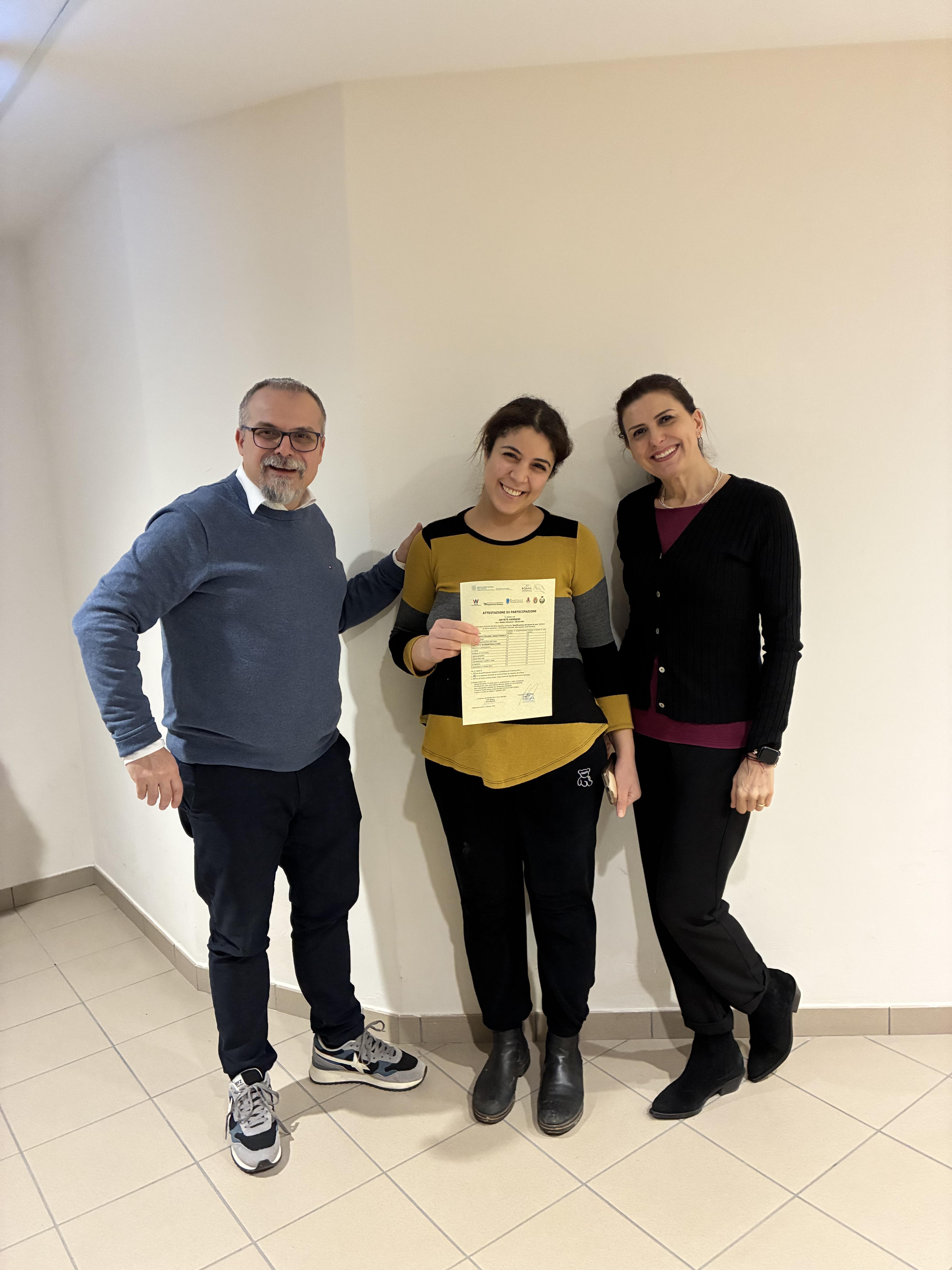 La consegna degli attestati ai/alle partecipanti che hanno superato l'esame finale