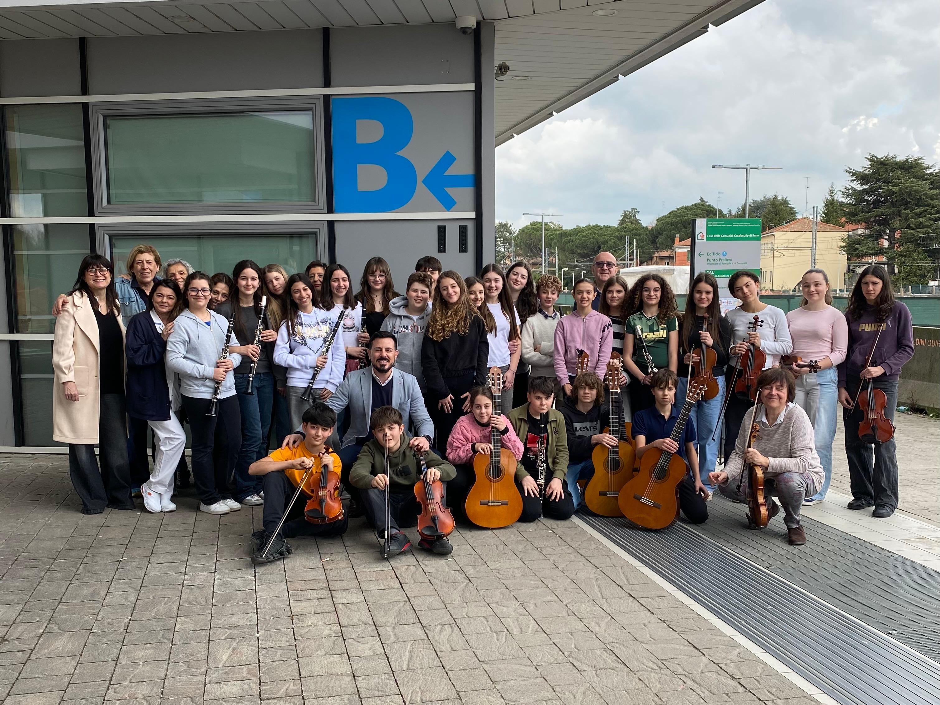 “Poesie e note in corsia”: studenti in musica alla Casa della Comunità di Casalecchio di Reno