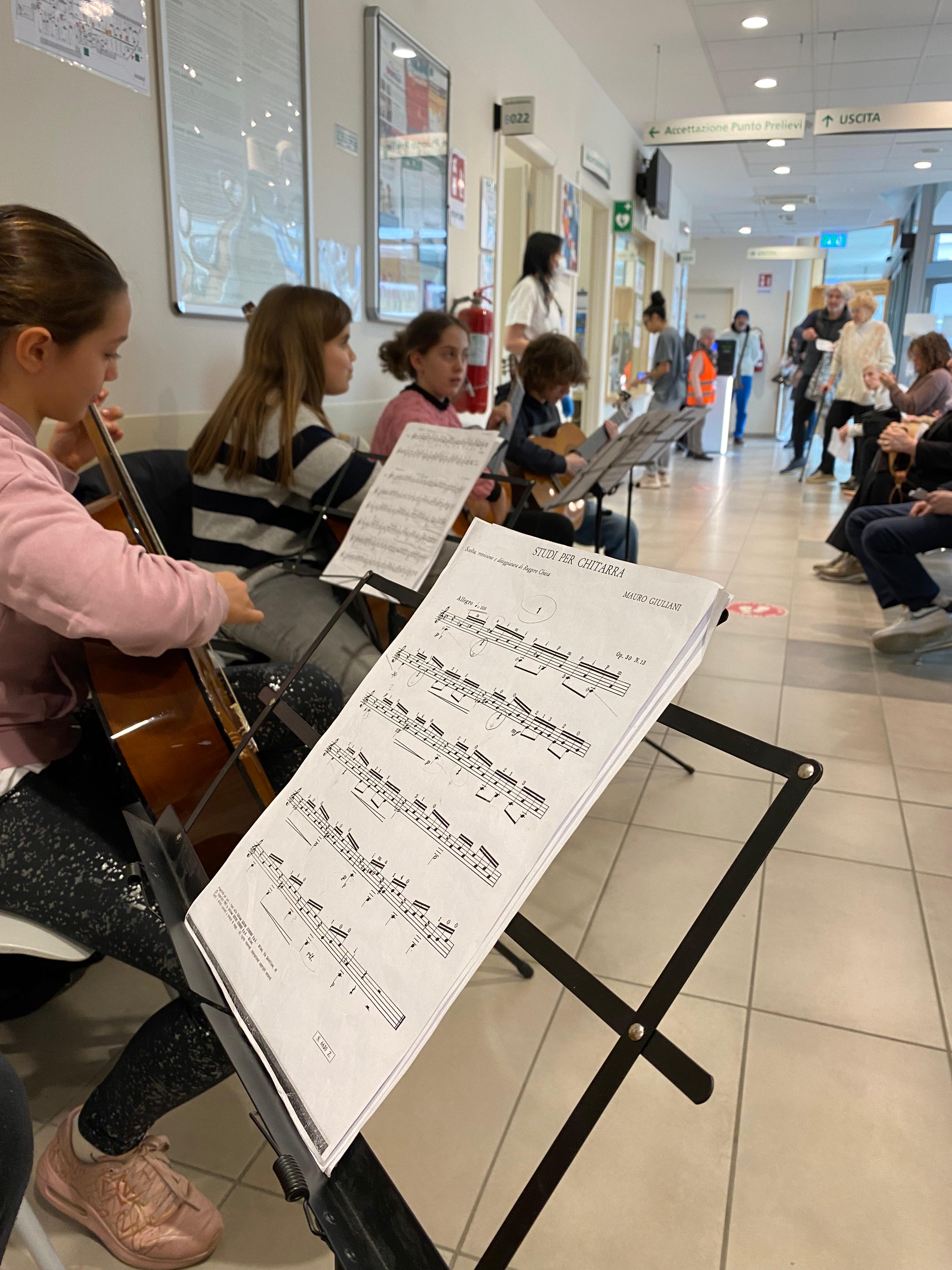 Poesie e note in corsia