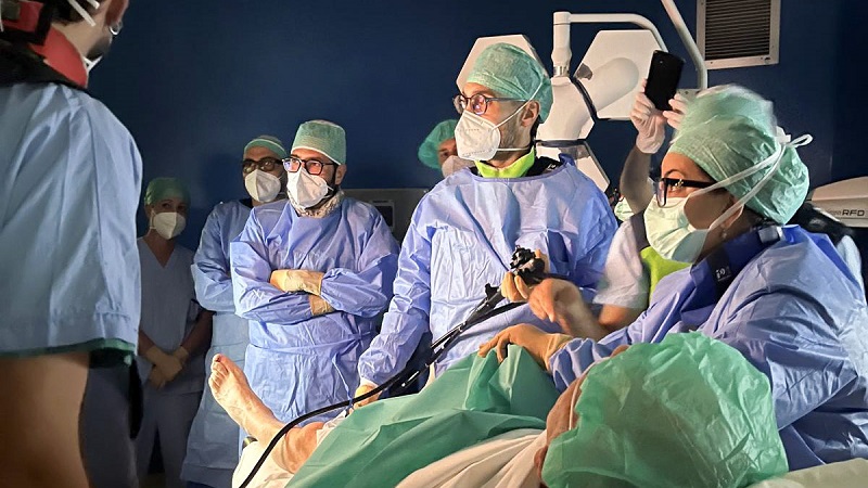 All’Ospedale Maggiore di Bologna eseguita per la prima volta in Italia una procedura innovativa mininvasiva per trattare una occlusione ricorrente dell’intestino in un paziente con SLA