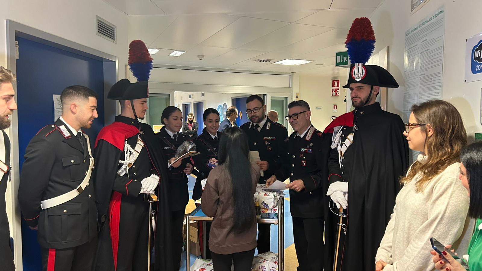 I Carabinieri consegnano i doni ad un paziente4