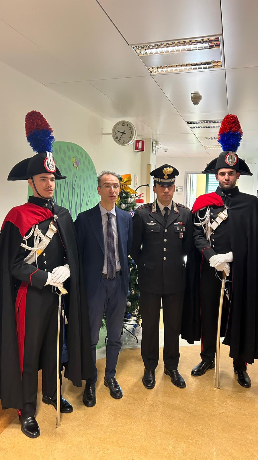 Il direttore amministrativo dell'ISN Giovanni Ferro con i Carabinieri