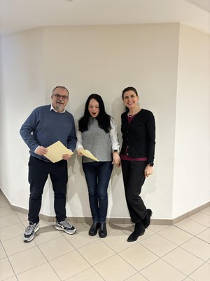 La consegna degli attestati ai/alle partecipanti che hanno superato l'esame finale