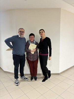 La consegna degli attestati ai/alle partecipanti che hanno superato l'esame finale