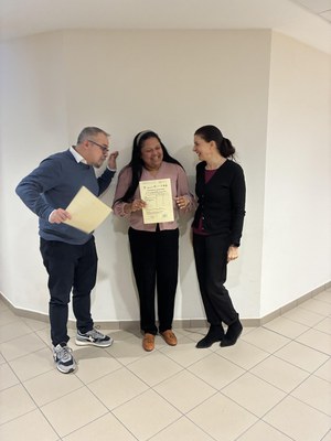 La consegna degli attestati ai/alle partecipanti che hanno superato l'esame finale