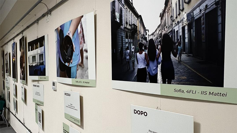 “PRIMA | DOPO. Adolescenti, benessere, volontariato, arte, comunità”, nel Punto prelievi delle Officine SanLab le immagini degli adolescenti