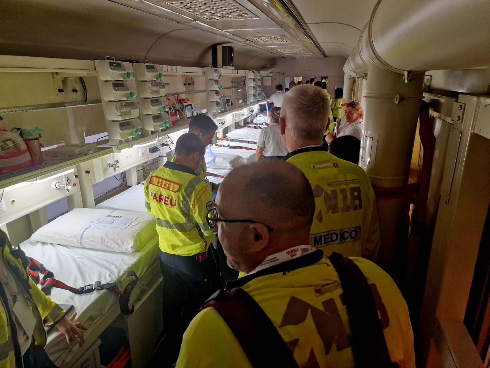 Momenti dell'allestimento dell'aereo di soccorso (1)