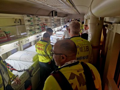 Momenti dell'allestimento dell'aereo di soccorso (1)