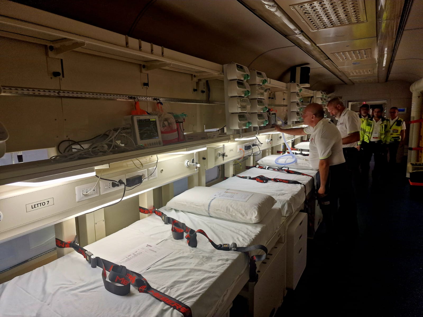 Momenti dell'allestimento dell'aereo di soccorso (2)