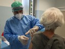 Al via gli sms per anticipare la vaccinazione agli ultra 80enni già prenotati Al via gli sms per anticipare la vaccinazione agli ultra 80enni già prenotati